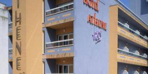   Alójate en el centro de Lloret de Mar  El Hotel Athene Neos está situado en Lloret de Mar, a sólo 50 metros de la playa. Tiene una terraza en la azotea con una piscina profunda, tumbonas y máquinas de bebidas.