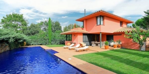   Located in Navata, Villa Navata offers outdoor pool and a fitness centre. The property is 1.