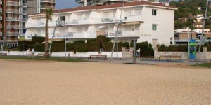  Direkt am Strand begrüßt Sie das Apartment Ideal Costa Brava in Sant Antoni de Calonge, 3 km von Palamós und dem Strand Platja d'Aro entfernt. Es bietet kostenfreies WLAN, einen kleinen Garten und Terrasse.
