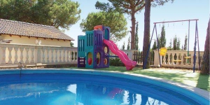  Offering an outdoor pool, Holiday home c/Xaloc is located in Maçanet de la Selva. The accommodation will provide you with a balcony and a seating area.