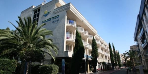  Aquest hotel està situat a 200 metres de la platja Gran de Tossa de Mar i té una piscina i una terrassa al terrat. Les habitacions disposen d'aire condicionat, balcó privat i TV per satèl·lit.