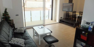   Stay in the Heart of Roses  Set 400 metres from the beach in central Roses, J&V Gravina 2 is a modern apartment with a private balcony. This 2-bedroom property offers 2 bathrooms and a well-equipped kitchen.