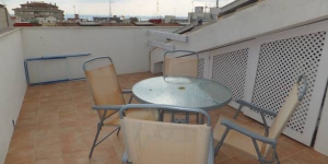   Stay in the Heart of Roses  J&V Gravina 3 is a self-catering apartment located in central Roses, 400 metres from the beach. It has a private terrace with views of the town.