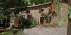  Featuring a restaurant, garden terrace and free Wi-Fi, Casa Rural Can Peric is located in the countryside, a 5-minute drive from Camprodón. This rural guest house offers double rooms with heating and private bathroom with a shower.