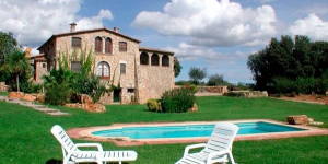  El Can Cufi se encuentra en una zona tranquila a 2 km de Seriñá y ofrece apartamentos rústicos. Además, incluye jardín compartido con piscina, zona de barbacoa y parque infantil.