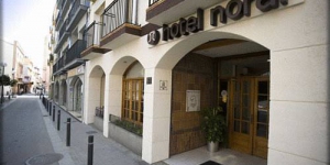  Stay in the Heart of Lloret de Mar  Set 500 metres from Lloret de Mar Beach and 3 minutes’ walk from Lloret city centre, Hotel Norai offers 24-hour reception and air-conditioned rooms. Some rooms have a large private balcony.