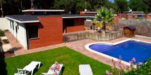  Offering an outdoor swimming pool, Villa Budha is located in Sils. Set 20 minutes’ drive from the centre of Girona, the holiday home has a lovely garden and furnished terrace.