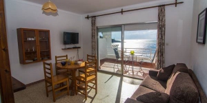  Комплекс Agi Veronés Platja с выходом к пляжу Альмадраба находится в городе Росес. К услугам гостей апартаменты с собственной террасой с видом на море и обеденным столом.