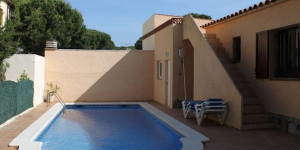  This detached holiday home with private swimming pool is located only 1 km from the sea in the beach resort of L Escala. The holiday home is all on one level and has various terraces.