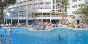  Отель Costa Brava расположен в 300 метрах от пляжа Тосса. К услугам гостей большой открытый бассейн, турецкая баня и гидромассажная ванна.