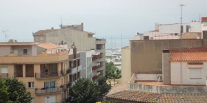   Soggiorna nel cuore di Roses  J&V Jaume I features a furnished terrace with sea views. Located in Roses, the sandy beach is just 250 metres from the apartments.