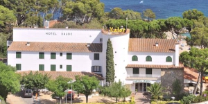  The Hotel Xaloc in Platja D'Aro is a nice, small hotel by the seaside where you can really enjoy your vacation. This is the perfect place for families, and children are very welcome.