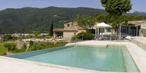  La Masia d'Amer està situada a 1 km d'Amer, enmig del camp català. Aquest establiment de pedra ofereix una piscina infinita, un restaurant, Wi-Fi gratuïta i una gran terrassa, amb vista sobre les muntanyes.