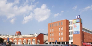  The Holiday Inn Express Girona is set just 2 miles outside central Girona, with good transportation services, and only a 10-minute drive from Girona Airport. Whether you are visiting for business or to explore the beautiful surroundings of rural Catalonia, this hotel is conveniently located close to the AP-7 highway.