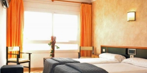 Hotel Vilobi ligt dicht bij de luchthaven Girona-Costa Brava. Dit comfortabele hotel is de ideale plek om voor of na uw reis uit te rusten.