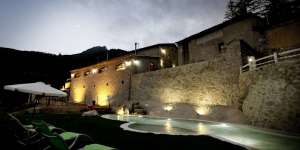  El Mas Vilar, una casa de camp del segle XVII, es troba a Arbúcies i al parc natural del Montseny i ofereix una piscina exterior climatitzada, una vista bella sobre la muntanya i internet Wi-Fi gratuïta. Aquesta casa encantadora ofereix sostres amb bigues de fusta i parets de pedra.