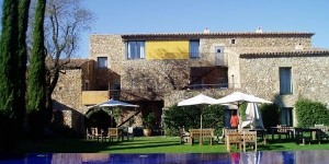  El hotel Arcs de Monells está ubicado en la aldea medieval de Monells, no muy lejos de Girona y de la Costa Brava, al pie de la sierra de Gavarres. Ofrece habitaciones cómodas, bien equipadas y con personalidad.