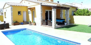  Située à 1 km de la plage à L'Escala, la Villa en L'Escala possède une piscine privée. La villa dispose d'une chambre double et 2 chambres lits jumeaux.