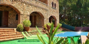  La Masia de Tamariu es troba a Tamariu, a tan sols 5 minuts amb cotxe de diverses cales precioses de la Costa Brava. Aquest establiment amb encant té una terrassa amb una piscina exterior i vista sobre la muntanya.