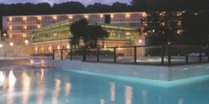  L'Aparthotel Comtat Sant Jordi, situat a tan sols 150 metres de la platja de Bella Dona i a 1 km del centre de Platja d'Aro, acull una piscina exterior de temporada, un supermercat i un restaurant. Els apartaments del Comtat Sant Jordi disposen d'aire condicionat, sofà llit, TV per satèl·lit i terrassa.