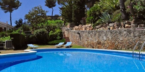  Offering an outdoor pool, Zen is located in Tossa de Mar. WiFi access is available in this holiday home.