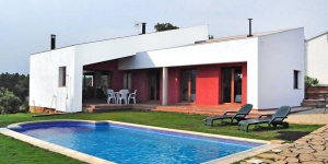  Located in Vidreres, Nat offers an outdoor pool. There is a full kitchen with a microwave and an oven.