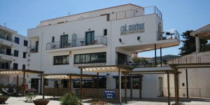  Cal Mariner is just yards from the Blue Flag-certified beach, in the Costa Brava fishing village of Port de la Selva. Each air-conditioned room offers satellite TV and a balcony.