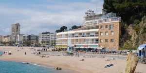   Льорет-де-Мар — остановитесь в самом центре!  Отель Rosamar Maxim находится на пляже в Льорет-де-Мар и предлагает свои гостям насладиться морскими видами из номеров и с террасы. В отеле установлены кондиционеры и имеется спутниковое телевидение.