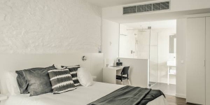  In der hübschen Altstadt von Cadaqués, nur 200 m von der Uferpromenade entfernt begrüßt Sie das Tramuntana Hotel. Das stilvolle Hotel bietet moderne, minimalistisch eingerichtete Zimmer mit kostenfreiem WLAN und einem eigenen Balkon mit Gartenblick.