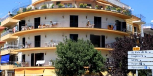 Los apartamentos El Sol Apartments disponen de Wi-Fi gratuito y de una terraza en la azotea con vistas al mar. Están ubicados a 100 metros de la estación de autobuses de Tossa de Mar y a 400 metros de la playa.