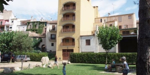  Cal Ratero is situated in the picturesque village of Maçanet de Cabrenys in Alt Empordà. All apartments feature a terrace and there is a communal garden with barbecue facilities.