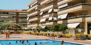  Els Apartamentos Ses Illes ofereixen apartaments funcionals a 400 metres de la platja de s'Abanell de Blanes. Tots disposen de terrassa privada i hi ha una piscina exterior.
