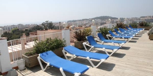  Aquest hotel de gestió familiar disposa de terrassa al terrat amb piscina i banyera d'hidromassatge, des d'on podreu gaudir d'unes vistes panoràmiques. L'hotel està situat en una zona tranquil·la de Lloret de Mar, a 10 minuts a peu de la platja.