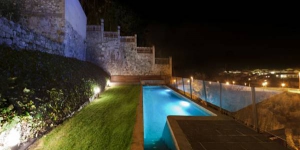  La Casa Marcial se encuentra en la hermosa localidad de Besalú, a solo 100 metros del puente medieval. Este establecimiento ofrece un jardín con piscina al aire libre y unas vistas excelentes.
