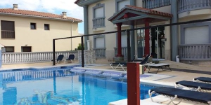  Hotel Portofino Wellness kijkt uit over de jachthaven van Empuriabrava en ligt op 300 meter van de stranden van de Costa Brava. Het beschikt over een buitenzwembad.