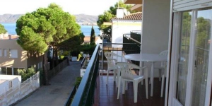  Apartment Roldan Carbonera is a self-catering accommodation located in Llanca. There is a full kitchen with a microwave and an oven.