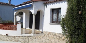  Holiday home Armallada is located in L'Escala. There is a full kitchen with a microwave and an oven.
