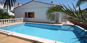  Holiday home Patrick is located in L'Escala. There is a full kitchen with a microwave and an oven.