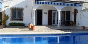  Holiday home Mary Jo is located in L'Escala. There is a full kitchen with a microwave and an oven.