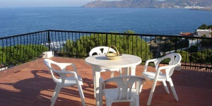  Apartment Prat Soler is a self-catering accommodation located in Llanca. There is a full kitchen with a dishwasher and a microwave.