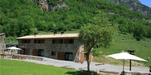  Holiday home Can Soler Les Teules is located in Ogassa. There is a full kitchen with a microwave and a refrigerator.