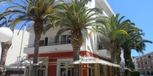  El Hotel Canaima está situado en una zona tranquila de Tossa de Mar, en medio de un palmeral a solo 250 metros de la playa. Ofrece habitaciones sencillas con baño privado.