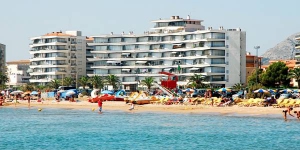  Апартаменты Catalonia с террасой с видом на море и бесплатной собственной парковкой на территории расположены прямо возле пляжа Л'Эстартит. Апартаменты оформлены в пляжном стиле.