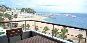  El Aiguaneu Sa Carbonera ofrece apartamentos totalmente equipados, con conexión Wi-Fi gratuita y balcón. Se hallan en Blanes, en 1ª línea de playa.