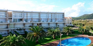  Situated in L'Estartit, a 3-minute walk from the beach, Rodamar apartment features a communal pool and includes a private terrace with outdoor furniture and views of the sea. This air-conditioned apartment includes a bright living area with a TV.