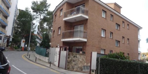   Stay in the Heart of Lloret de Mar  Set 400 metres from Lloret de Mar Beach, Apartamentos Kesito features 2-bedroom apartments with free private parking. It offers air conditioning and a private balcony with views of the town.