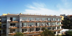  Los Apartamentos Muntanya Mar se encuentran a sólo 5 minutos a pie de la playa de Blanes. El complejo dispone de una piscina al aire libre y ofrece apartamentos con balcón privado y vistas al mar.