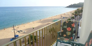   Stay in the Heart of Lloret de Mar  Located in Lloret de Mar, Apartamento Joan Dural offers self-catering accommodation with a furnished balcony with sea views opposite the beach. Blanes is a 12-minute drive away.