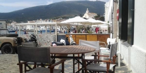  El establecimiento Cala Nans se encuentra en Cadaqués, frente a la playa. Esta casa ofrece conexión Wi-Fi gratuita, un balcón y una terraza con mesa de comedor al aire libre.