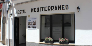  Hostal Mediterráneo ligt op loopafstand van de historische stad Tossa De Mar, op slechts 250 meter afstand van het strand. Het hostel biedt gratis WiFi in openbare ruimtes.